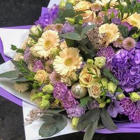 Букет из гортензий, кустовых роз и гербер 