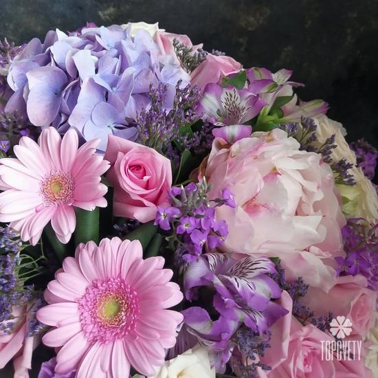 Букет пионов, гербер и роз