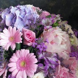 Букет пионов, гербер и роз