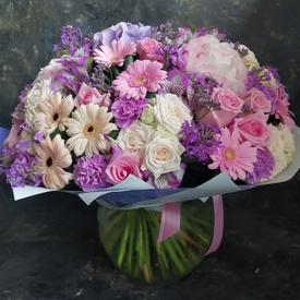 Букет пионов, гербер и роз