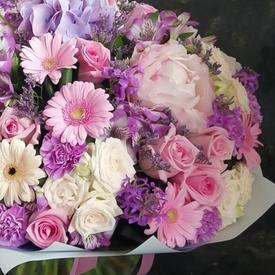 Букет пионов, гербер и роз