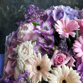 Букет пионов, гербер и роз