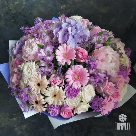 Букет пионов, гербер и роз