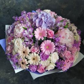 Букет пионов, гербер и роз