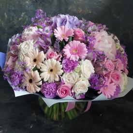 Букет пионов, гербер и роз