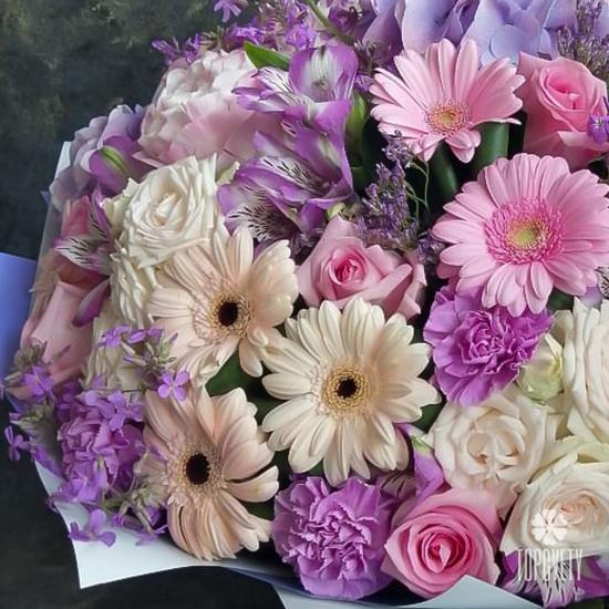 Букет пионов, гербер и роз