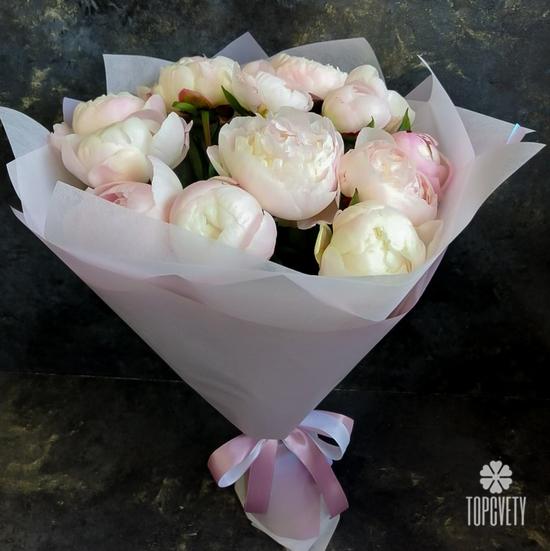Букет из 11 бело-розовых пионов 