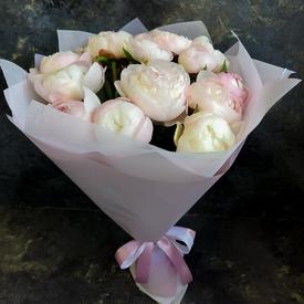 Букет из 11 бело-розовых пионов 