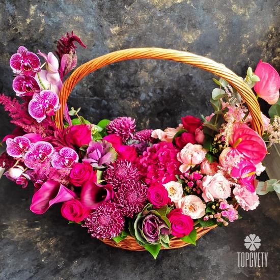 Букет из орхидей, антуриума и хризантем в корзине 
