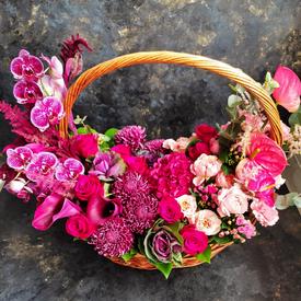 Букет из орхидей, антуриума и хризантем в корзине 