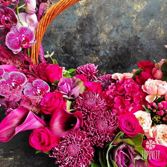 Букет из орхидей, антуриума и хризантем в корзине 