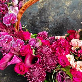 Букет из орхидей, антуриума и хризантем в корзине 