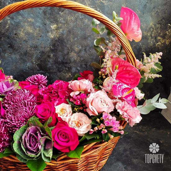 Букет из орхидей, антуриума и хризантем в корзине 