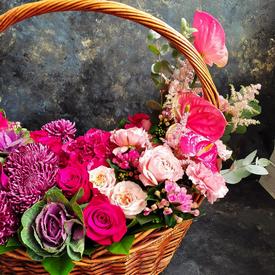 Букет из орхидей, антуриума и хризантем в корзине 