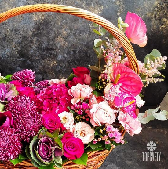 Букет из орхидей, антуриума и хризантем в корзине 