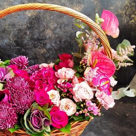 Букет из орхидей, антуриума и хризантем в корзине 