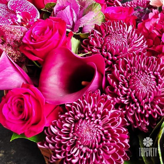 Букет из орхидей, антуриума и хризантем в корзине 