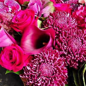 Букет из орхидей, антуриума и хризантем в корзине 