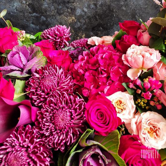 Букет из орхидей, антуриума и хризантем в корзине 