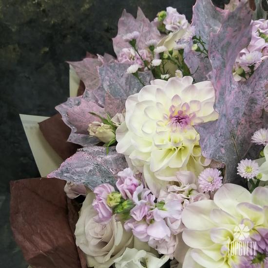 Букет из георгин, роз и хризантем