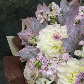 Букет из георгин, роз и хризантем