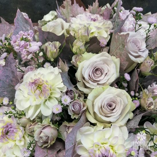 Букет из георгин, роз и хризантем