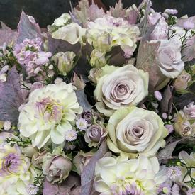 Букет из георгин, роз и хризантем