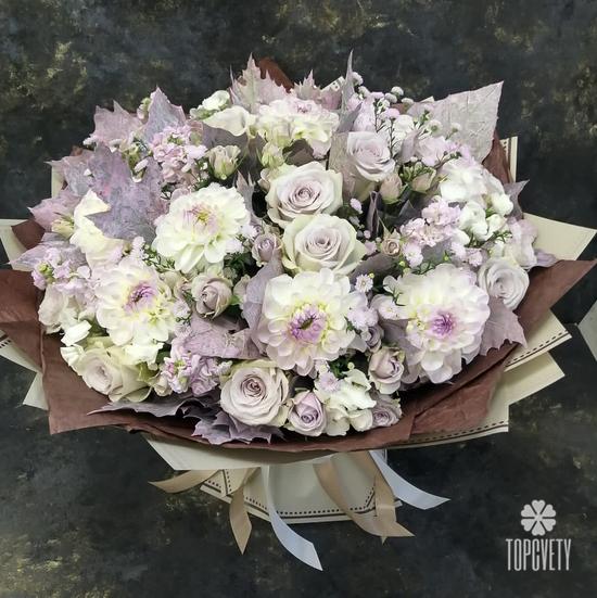 Букет из георгин, роз и хризантем