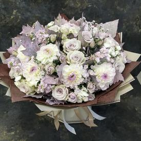 Букет из георгин, роз и хризантем