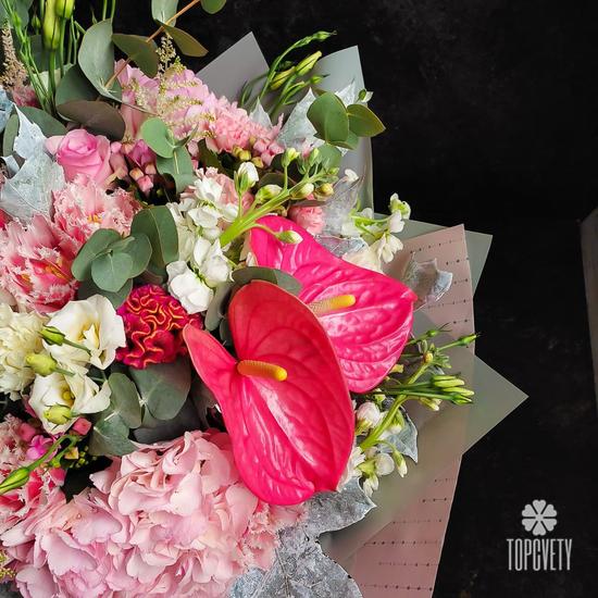 Букет из гортензий, кустовых роз и антуриума 