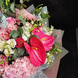 Букет из гортензий, кустовых роз и антуриума 