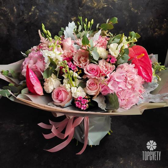 Букет из гортензий, кустовых роз и антуриума 