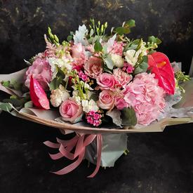 Букет из гортензий, кустовых роз и антуриума 