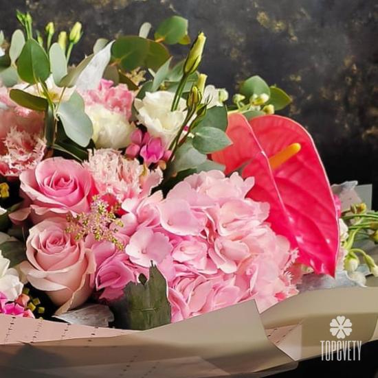 Букет из гортензий, кустовых роз и антуриума 