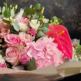 Букет из гортензий, кустовых роз и антуриума 