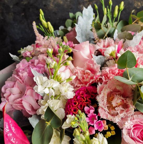 Букет из гортензий, кустовых роз и антуриума 