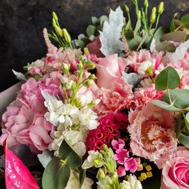 Букет из гортензий, кустовых роз и антуриума 