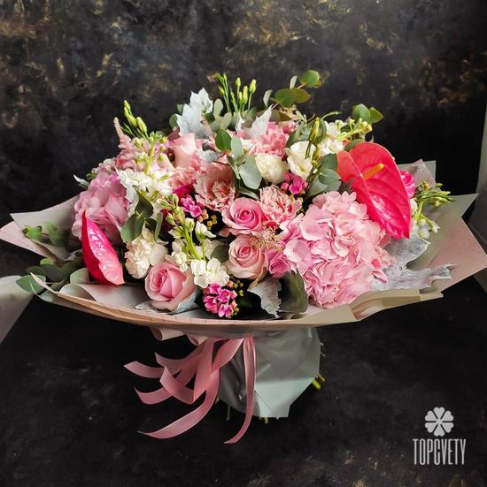 Букет из гортензий, кустовых роз и антуриума 