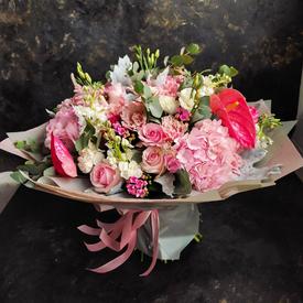 Букет из гортензий, кустовых роз и антуриума 