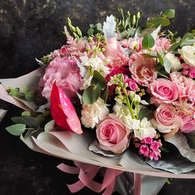 Букет из гортензий, кустовых роз и антуриума 