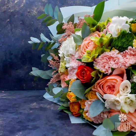 Букет из гортензий, роз, гвоздик и хризантем