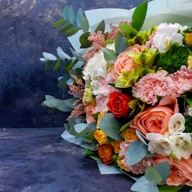 Букет из гортензий, роз, гвоздик и хризантем