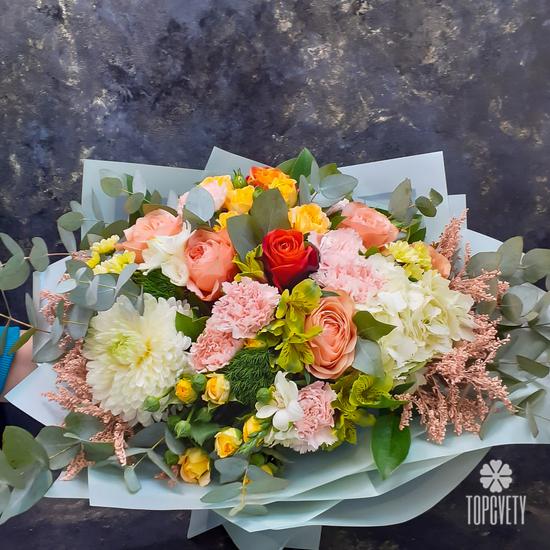 Букет из гортензий, роз, гвоздик и хризантем