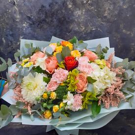 Букет из гортензий, роз, гвоздик и хризантем