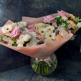 Букет из кустовых роз, гербер и альстромерий