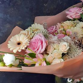 Букет из кустовых роз, гербер и альстромерий