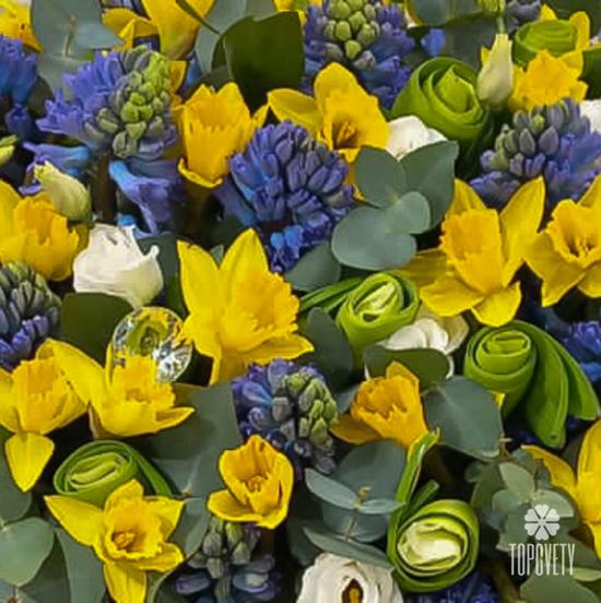 Букет из гиацинтов и нарциссов в корзине