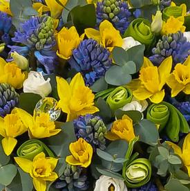 Букет из гиацинтов и нарциссов в корзине