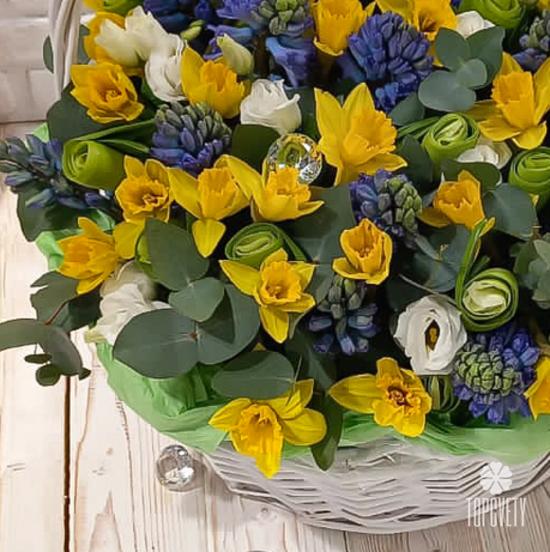 Букет из гиацинтов и нарциссов в корзине