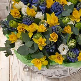 Букет из гиацинтов и нарциссов в корзине